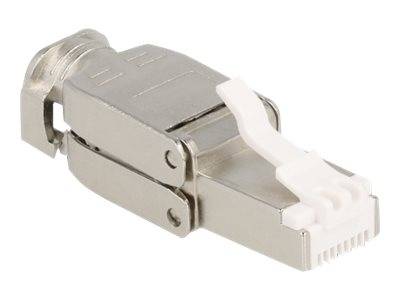 Nahaufnahme eines Metall-Ethernet-Netzwerkkabelsteckers mit weißem Clip, gezeigt auf einem einfachen Hintergrund.