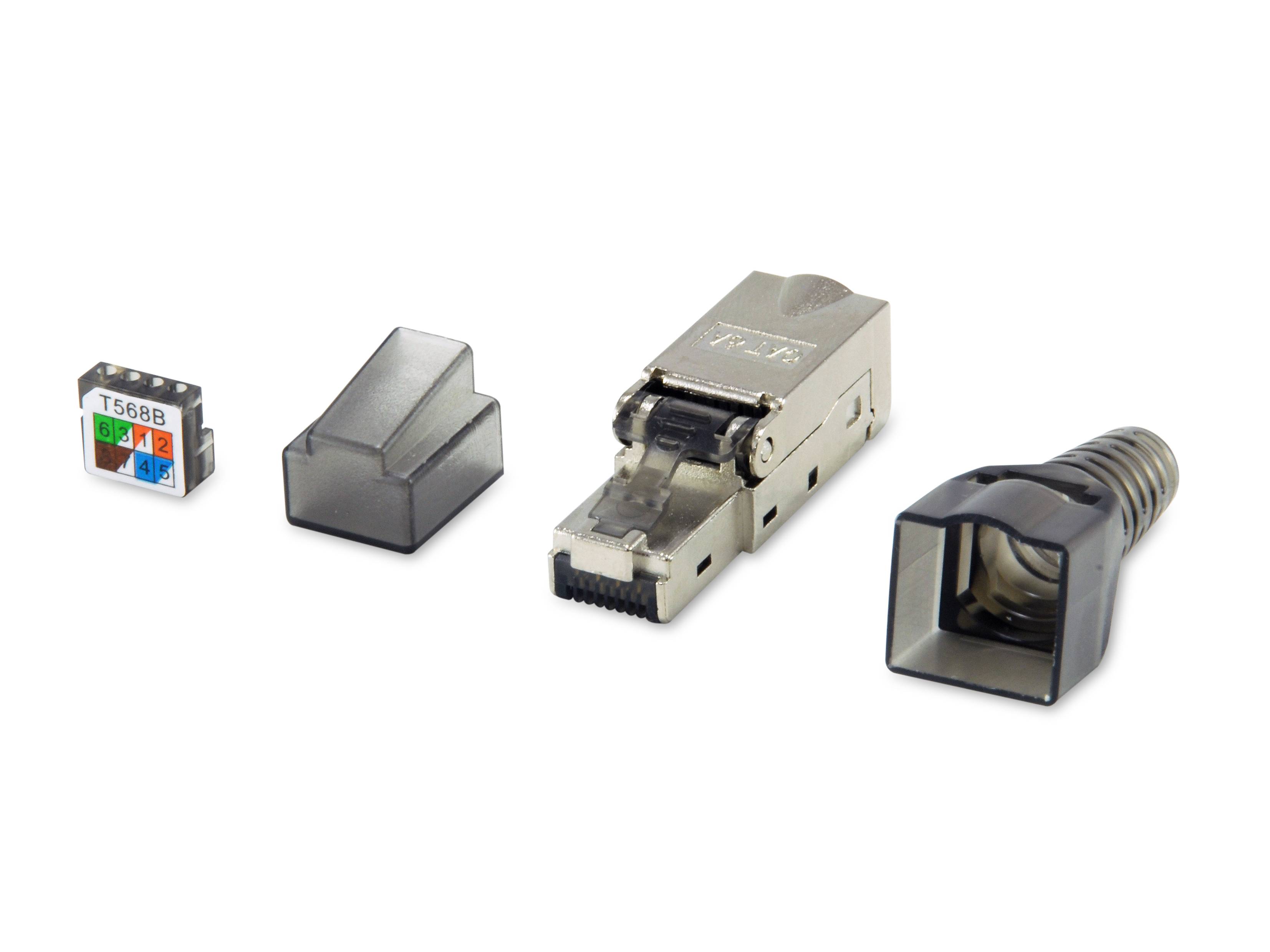 Vier Ethernet-Kabelsteckerkomponenten auf weißem Hintergrund: zwei kleine modulare Stecker, ein Metall-RJ45-Stecker und ein schwarzes geschütztes Kabelende.