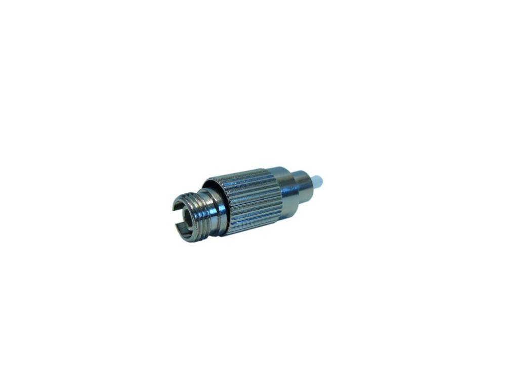 Ein Koaxialkabelstecker mit einem metallischen Gehäuse und gerippten Seiten, der zum Anschließen und Sichern von Koaxialkabeln in elektronischen Geräten verwendet wird.