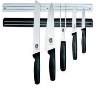 An der Wand montierter magnetischer Messerhalter mit fünf Küchenmessern unterschiedlicher Größen auf weißem Hintergrund.