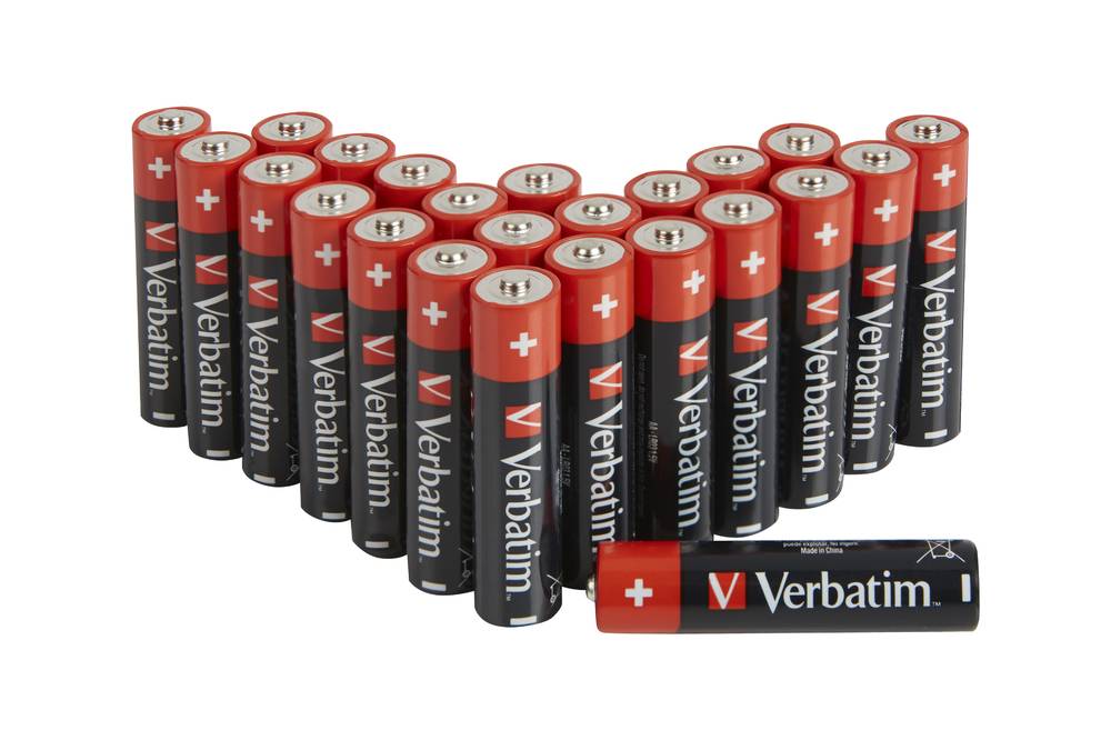Eine Gruppe von Verbatim-AA-Batterien in einer Reihe angeordnet, wobei eine Batterie horizontal davor liegt.