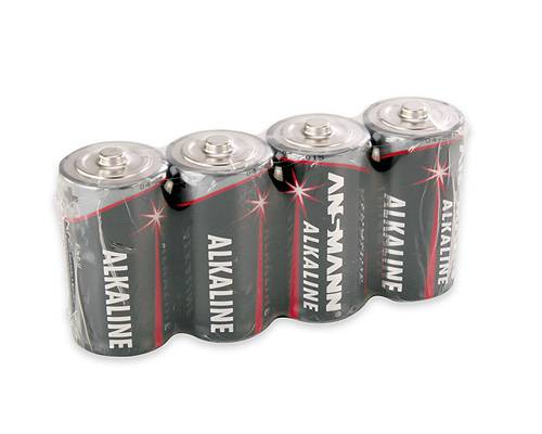 Vier Alkaline-AA-Batterien in Kunststoff-Schrumpffolie auf weißem Hintergrund.