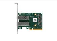 Eine Computernetzwerk-Schnittstellenkarte mit zwei Metallsteckerport und einer PCI-Halterung auf einer grünen Leiterplatte.