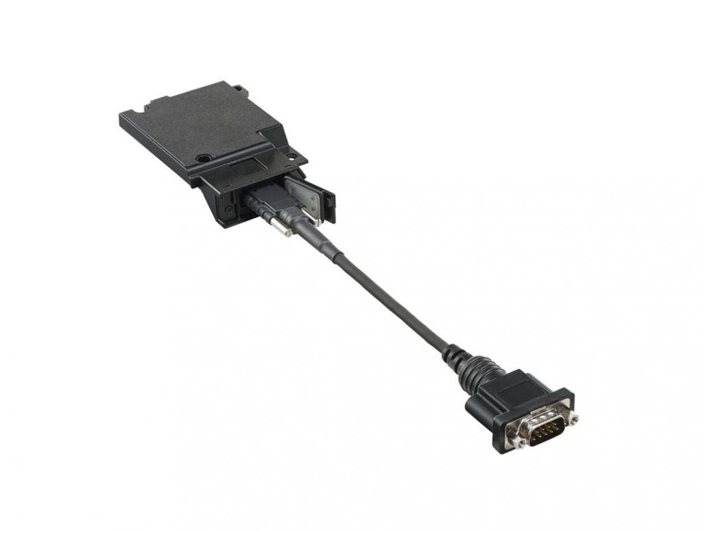Adapterkabel mit einem D-Sub-Stecker und kleinem rechteckigem Gerätegehäuse, auf weißem Hintergrund gezeigt.