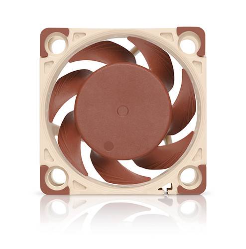 Braun- und beigefarbiger Computer-Kühlventilator mit sechs Blättern und Eckbefestigungslöchern, in Vorderansicht auf weißem Hintergrund dargestellt.