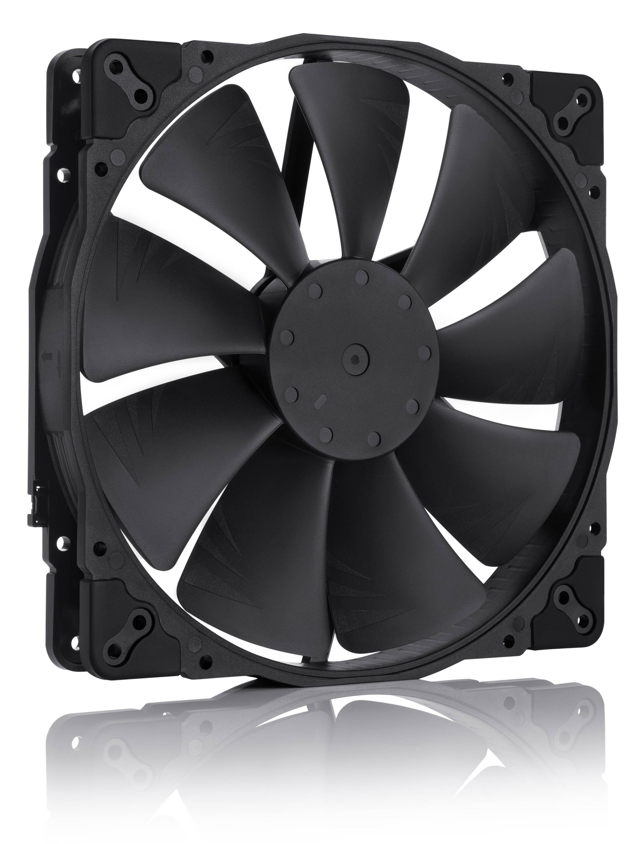 Schwarzer Computer-Kühlventilator mit mehreren Blättern in einem quadratischen Rahmen auf weißem Hintergrund mit Reflexion