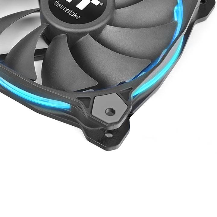 Nahaufnahme eines Thermaltake-Computerkühlers mit schwarzen Schaufeln und blauen LED-Licht-Akzenten.