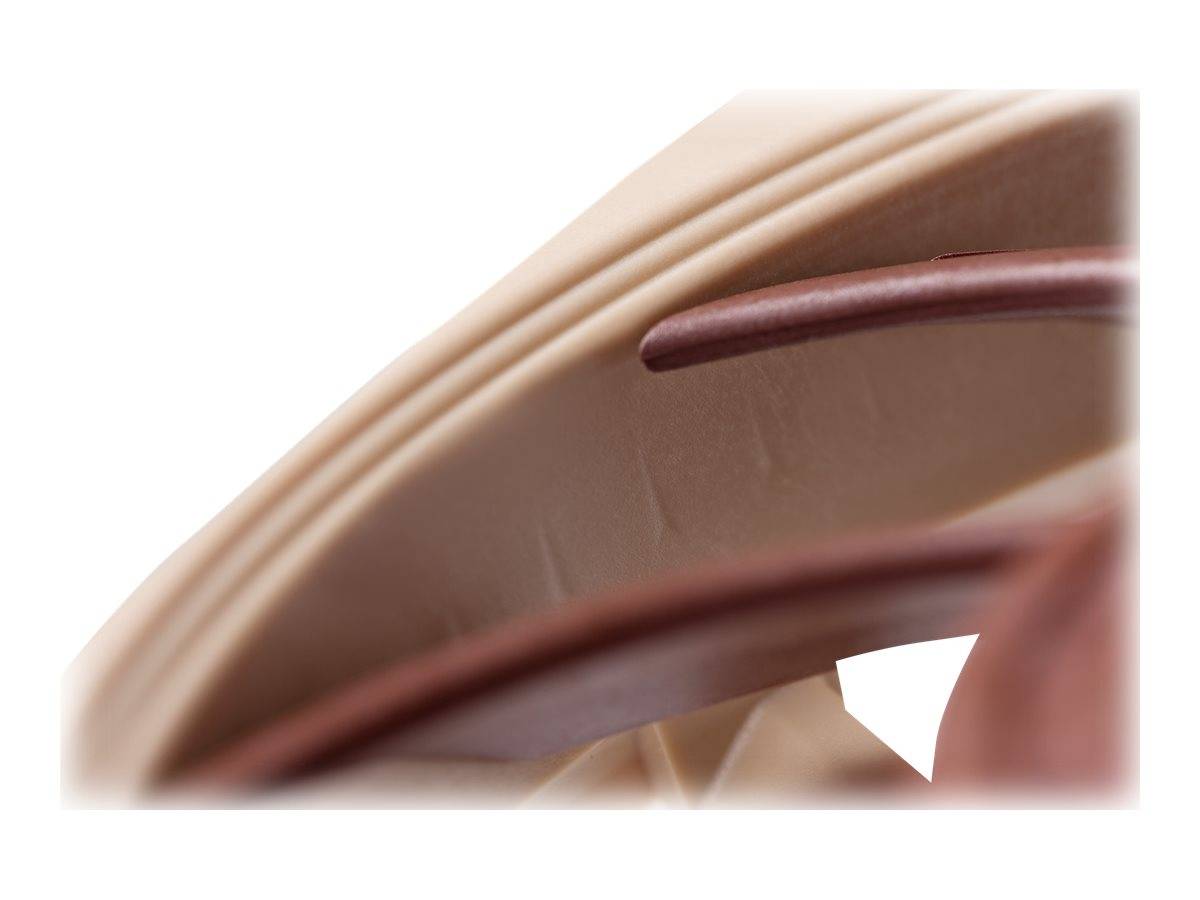 Nahaufnahme von geschichtetem, gebogenem beige- und braunfarbenem bandähnlichem Material mit einem weißen dreieckigen Ausschnitt vor weißem Hintergrund.