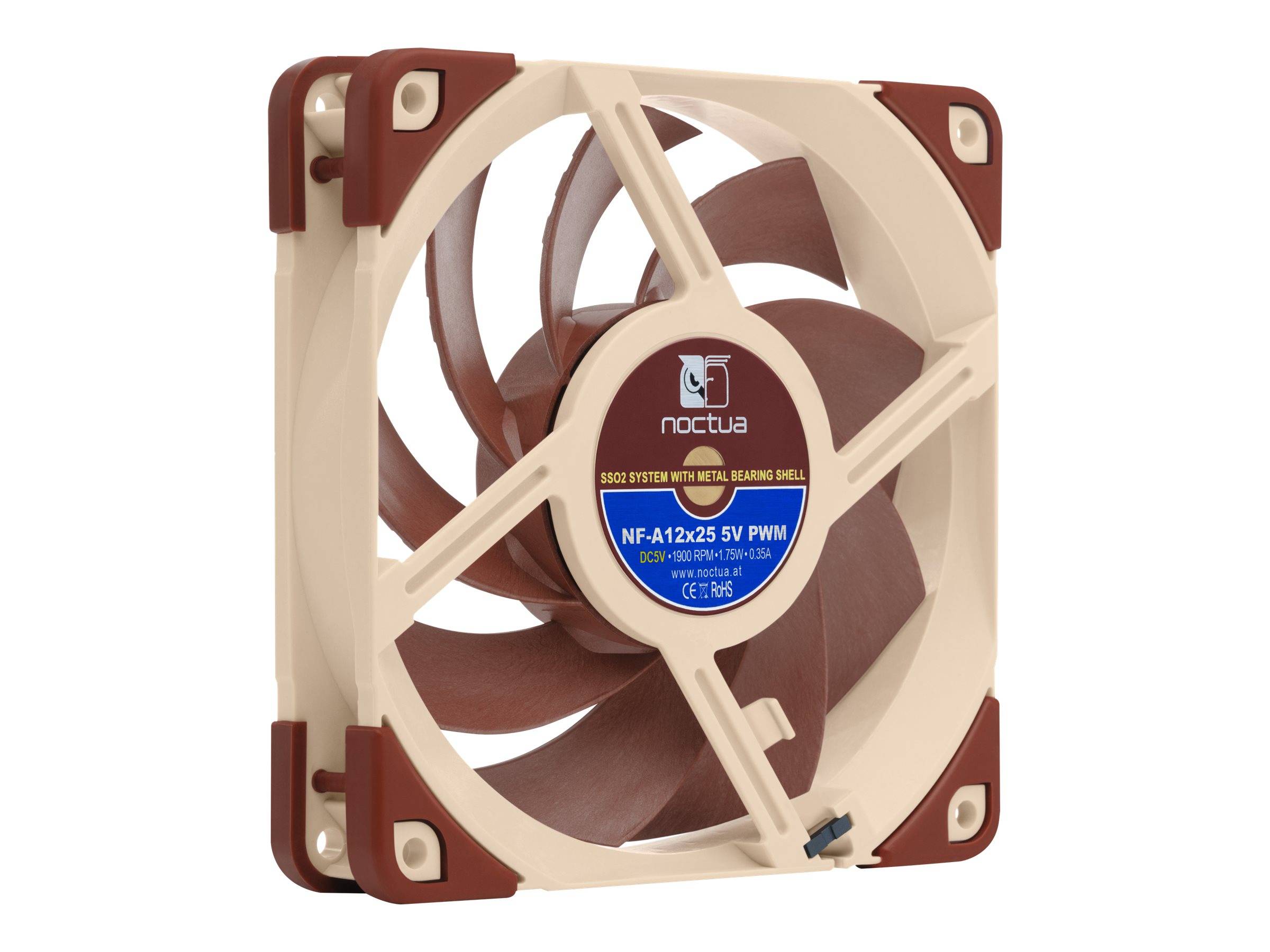 Ein beige- und braun farbiger Noctua-Kühlüfter mit neun Schaufeln, frontal gegen einen weißen Hintergrund gezeigt.