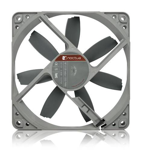 Ein grauer Noctua-Computerlüfter mit sieben schwarzen Blättern und quadratischem Befestigungsrahmen, gezeigt auf weißem Hintergrund.