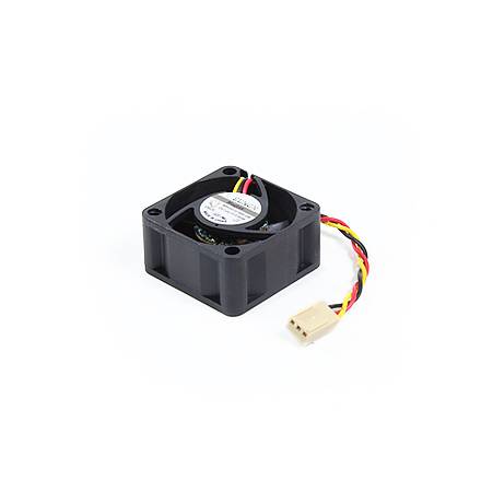 Kleiner schwarzer Computer-Kühlventilator mit roten, gelben und schwarzen Kabeln und einem weißen Stecker auf einfachem weißem Hintergrund.