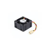Kleiner quadratischer Computerkühler mit einem dreipoligen Stecker auf weißem Hintergrund.