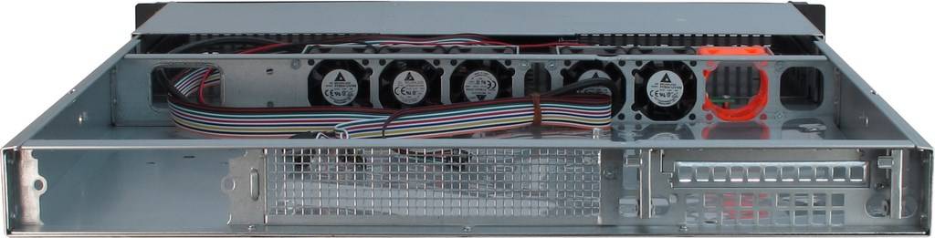 Offenes Server-Gehäuse mit internen Verkabelungen und vier sichtbaren Kühlventilatoren hinten, zeigt das Rückblech und die Laufwerkschächte.