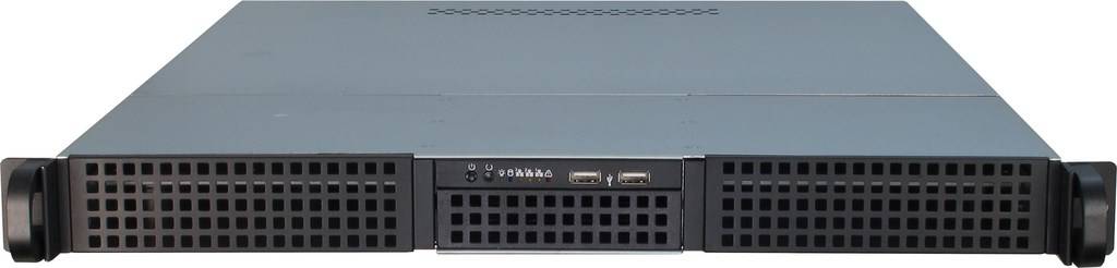 Vorderansicht eines Yamaha-Rack-Mount-Audiogeräts mit dualen belüfteten Gittern, zentralem Bedienfeld und zwei Griffen.