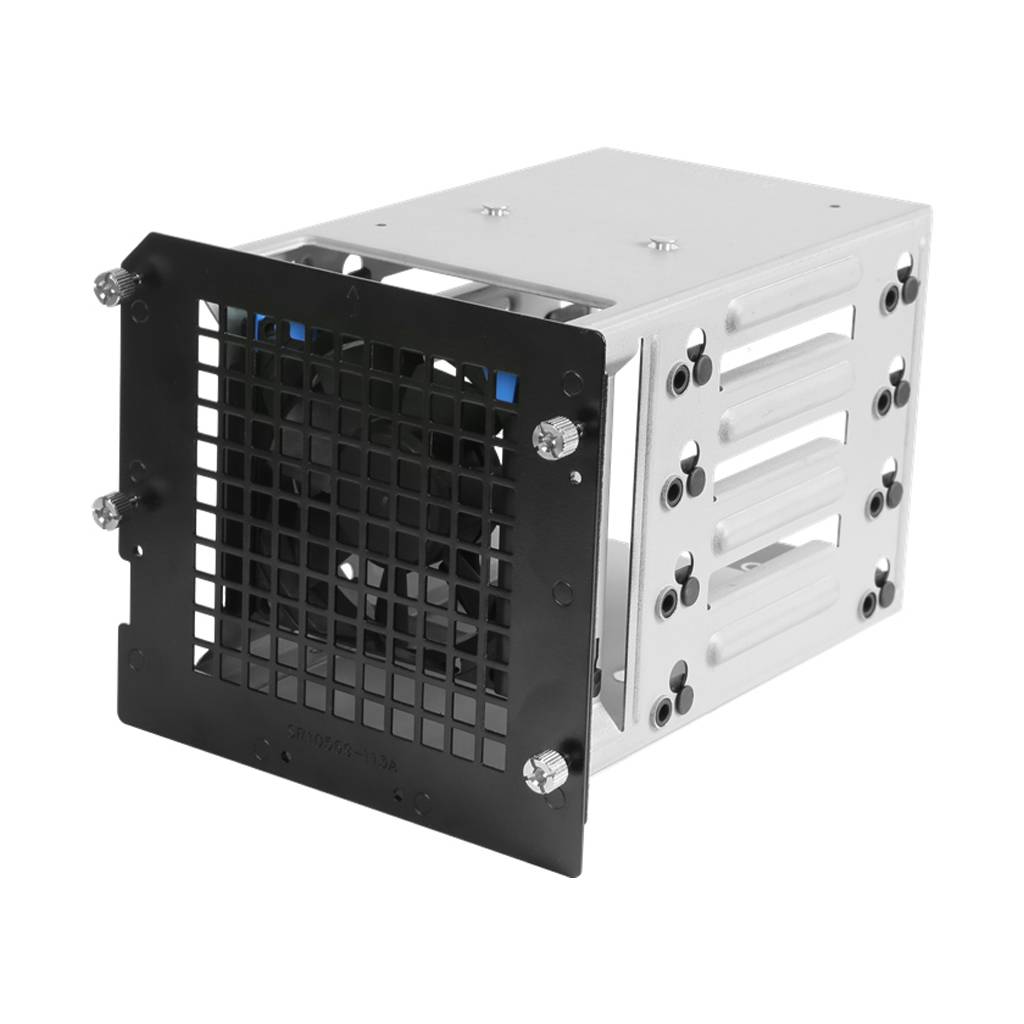 Computerlaufwerk-Schachtgehäuse mit schwarzem Frontgitter und silbernem Metallgehäuse auf weißem Hintergrund.