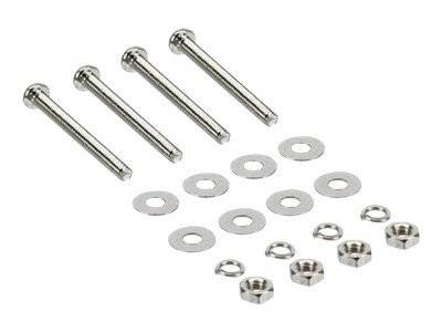 Sortierte Metallfastener: vier Bolzen, mehrere Unterlegscheiben, Sicherungsscheiben und Muttern auf weißem Hintergrund angeordnet.