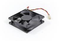 Kleiner schwarzer Computer-Kühlventilator mit mehrfarbigem Stromkabel und Stecker auf weißem Hintergrund.