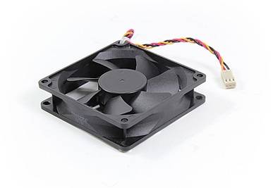 Schwarzer Computerlüfter mit vier Blättern und mehrfarbigem Stromkabel auf weißem Hintergrund.