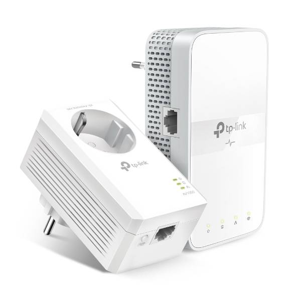 Zwei TP-Link Wi-Fi-Reichweitenverstärker, vorne ein Stecker-Durchgangsmodell und hinten ein aufrechtes Modell, beide weiß mit Ethernet-Anschlüssen und Statusleuchten.