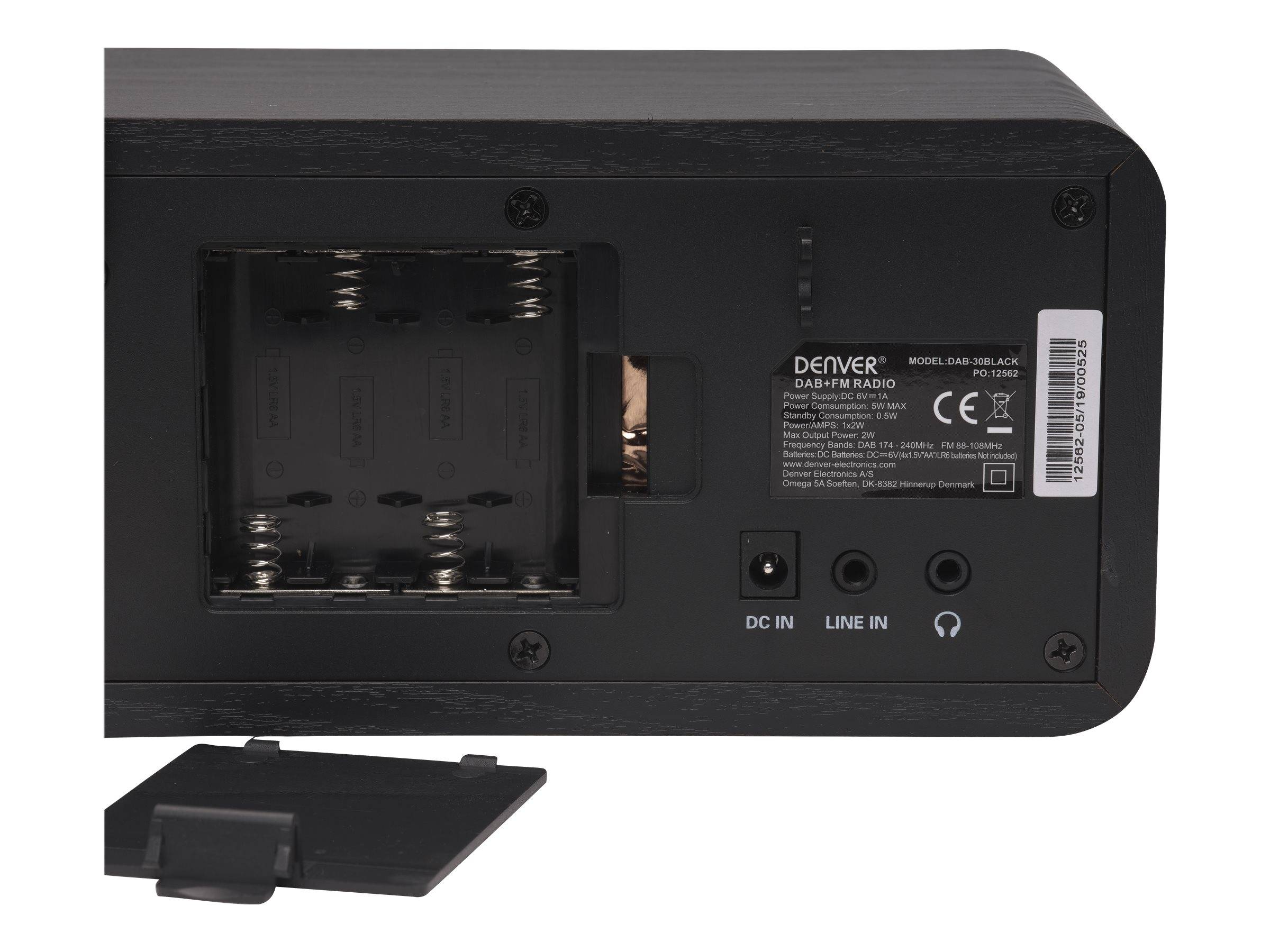 Rückansicht eines schwarzen Denver DAB/FM-Radios mit Batterieabdeckung, DC-Eingang und Line-In-Anschlüssen, mit der darunter gezeigten Batterieabdeckung.