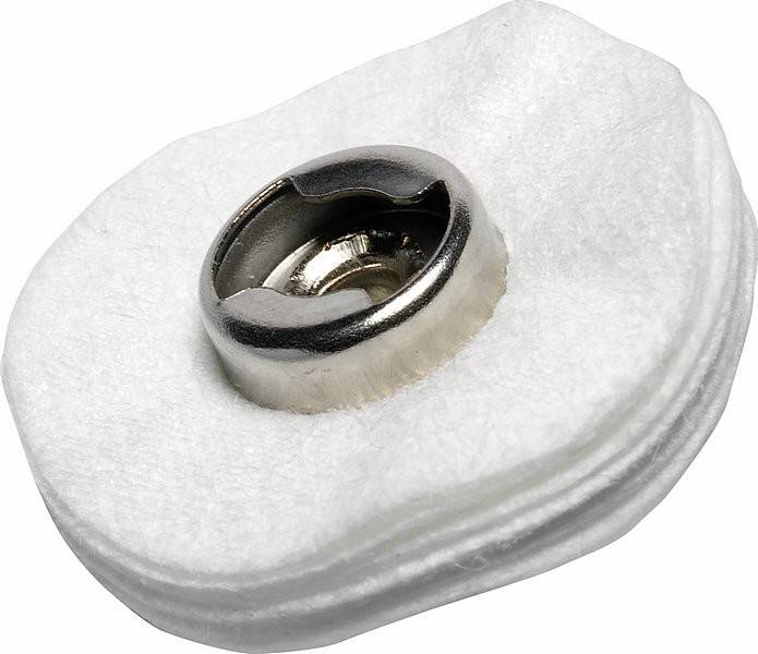 Eine glänzende Metalldruckknopfschließe, die an einem Stapel weißen Filzstoffs befestigt ist und für Kleidung oder Bastelprojekte verwendet wird.