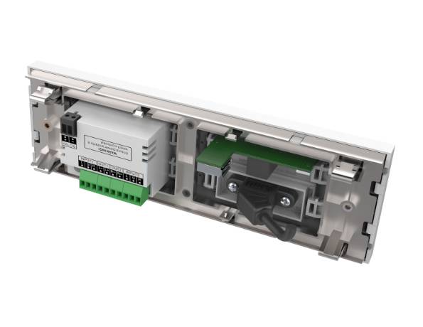 Offenes elektronisches Steuermodul mit Anschllussklemmen und einem eingesteckten Stromstecker in einem rechteckigen Metallgehäuse.
