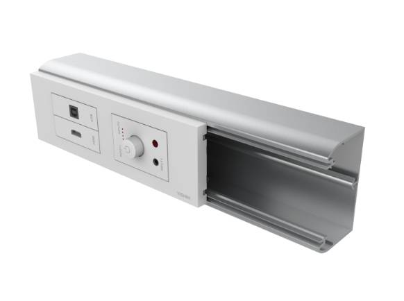 Wandmontierte Metallkabelrinne mit Steckdosen, einem Schalter und einem Dimmer-Drehregler für verborgene Elektroinstallationen.