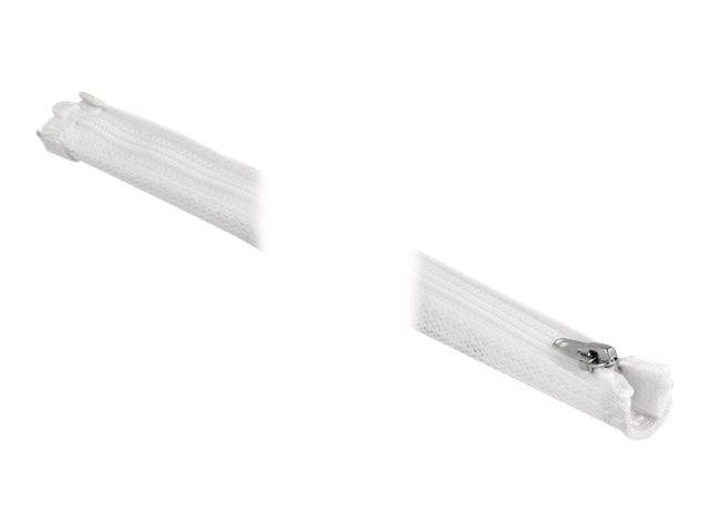 Weißer Reißverschluss diagonal auf einfachem Hintergrund angezeigt, zeigt das Stoffband und den Metallschieber.