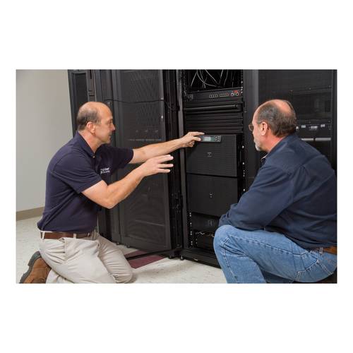 Zwei Techniker knien neben einem offenen Serverrack und passen die Ausrüstung in einem Rechenzentrum an.