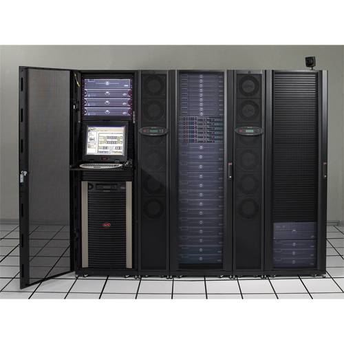 Offene Server-Rack-Schränke mit gestapelter Computerausrüstung, einem Monitor und mehreren schwarzen Tower-/Server-Einheiten in einem Raum.