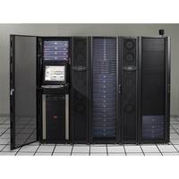 Großes schwarzes Serverrack mit offenen Türen, das gestapelte Geräte und einen Monitor in einem gefliesten Raum zeigt.