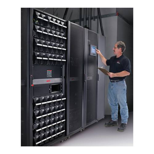 Ein Techniker prüft ein großes Industrielles Batterie-Backup-System und berührt den Kontrollbildschirm, während er eine Zwischenablage in einem Anlagenraum in der Hand hält.