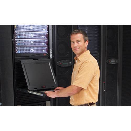 Ein Mann, der in einem Serverraum arbeitet, öffnet ein auf einem Gestell montiertes Computerfach neben gestapelten Servern.