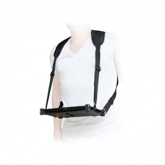 Person trägt eine Armschlinge mit Schulterstütze mit hartem Unterarmtablett und Riemen über den Oberkörper.
