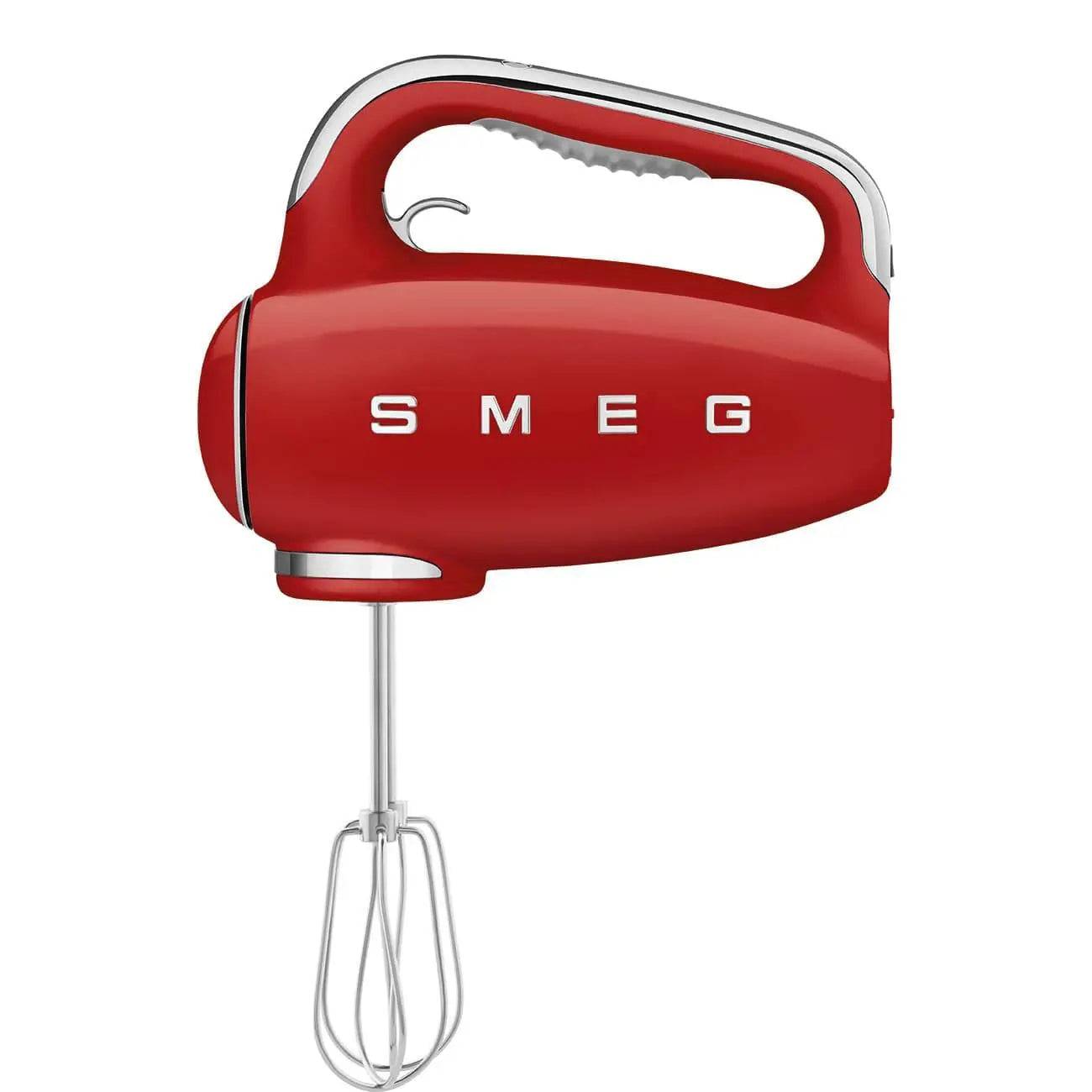 Roter Smeg-Handmixer mit verchromten Rührbesenaus einem weißen Hintergrund.
