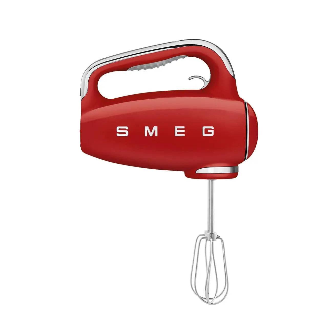 Roter SMEG Handmixer mit Schneebesen-Aufsatz auf weißem Hintergrund.