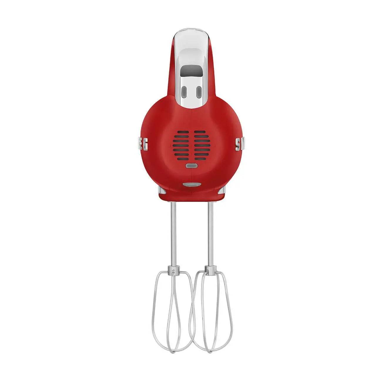 Roter elektrischer Handmixer mit zwei Metallbeatern auf weißem Hintergrund.