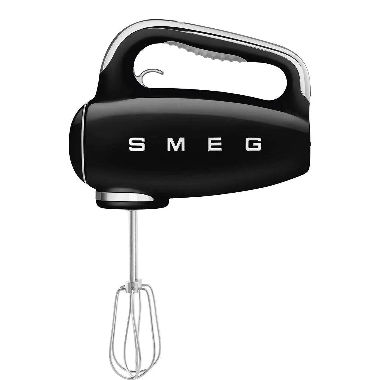 Schwarzer Smeg Handmixer mit weißem Griff und Chromrührbesen auf einfachem Hintergrund.