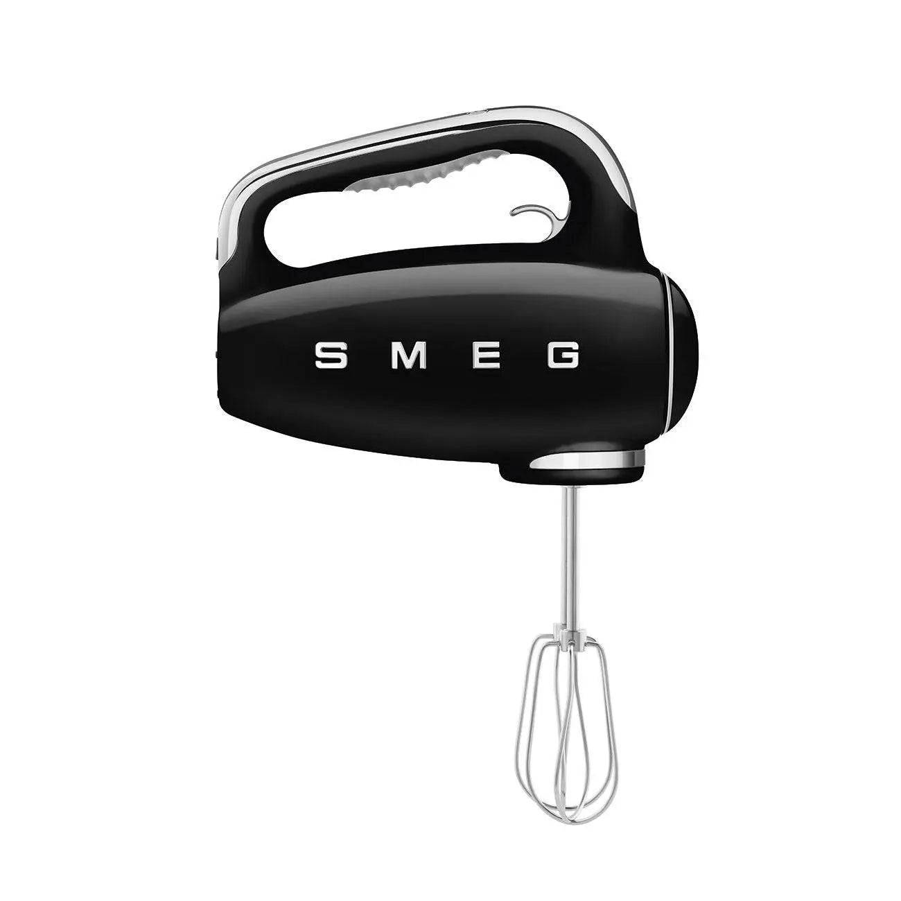 Schwarzer Smeg Handmixer mit angebrachtem Schneebesenaufsatz auf weißem Hintergrund.