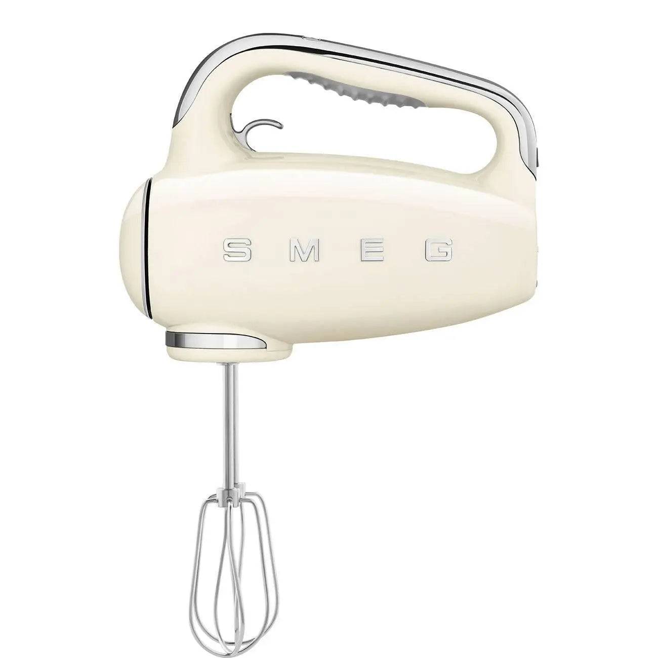 Cremefarbener Smeg elektrischer Handmixer mit Schneebesen-Aufsatz auf weißem Hintergrund.