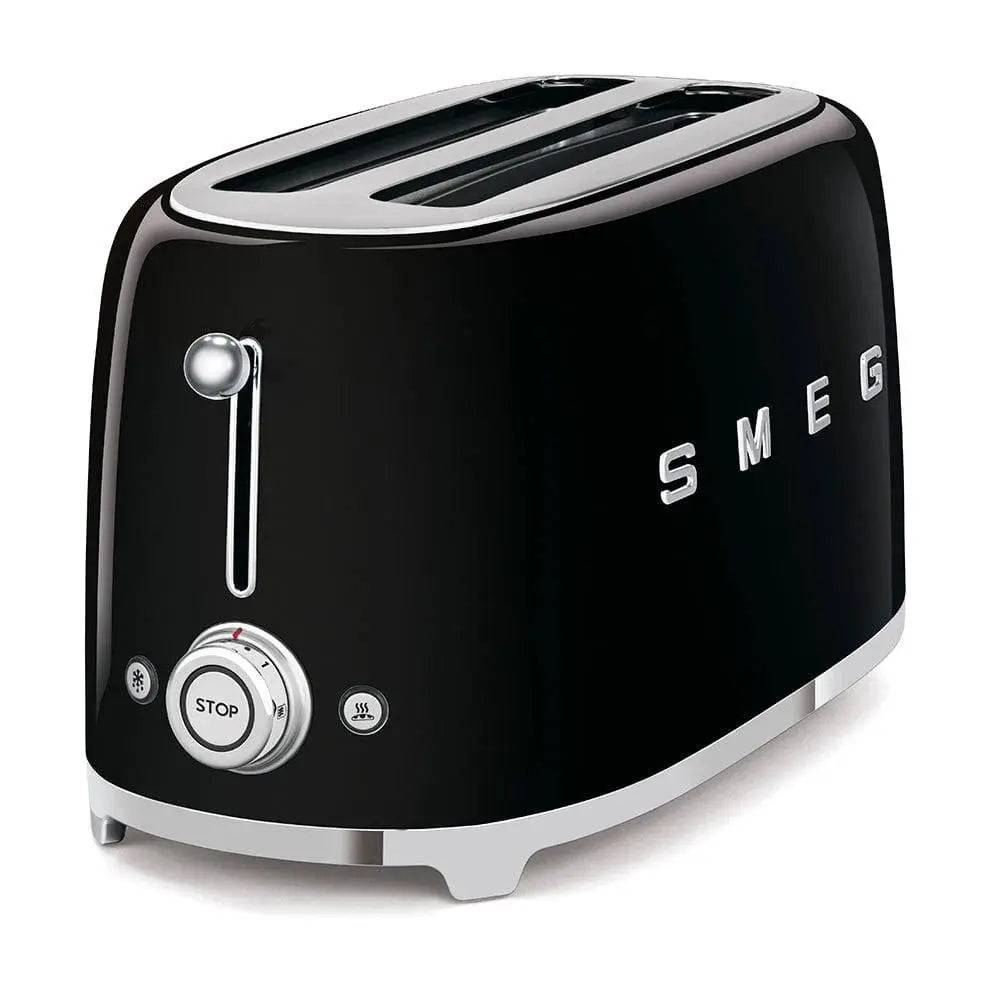 Schwarzer Smeg Zwei-Scheiben-Toaster mit Chromelementen und Stoppschalter auf weißem Hintergrund.
