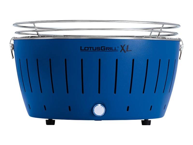 Blauer LotusGrill XL tragbarer Holzkohlegrill mit einem kreisförmigen Metallgrillrost und vorderem Bedienungsknopf, auf weißem Hintergrund dargestellt
