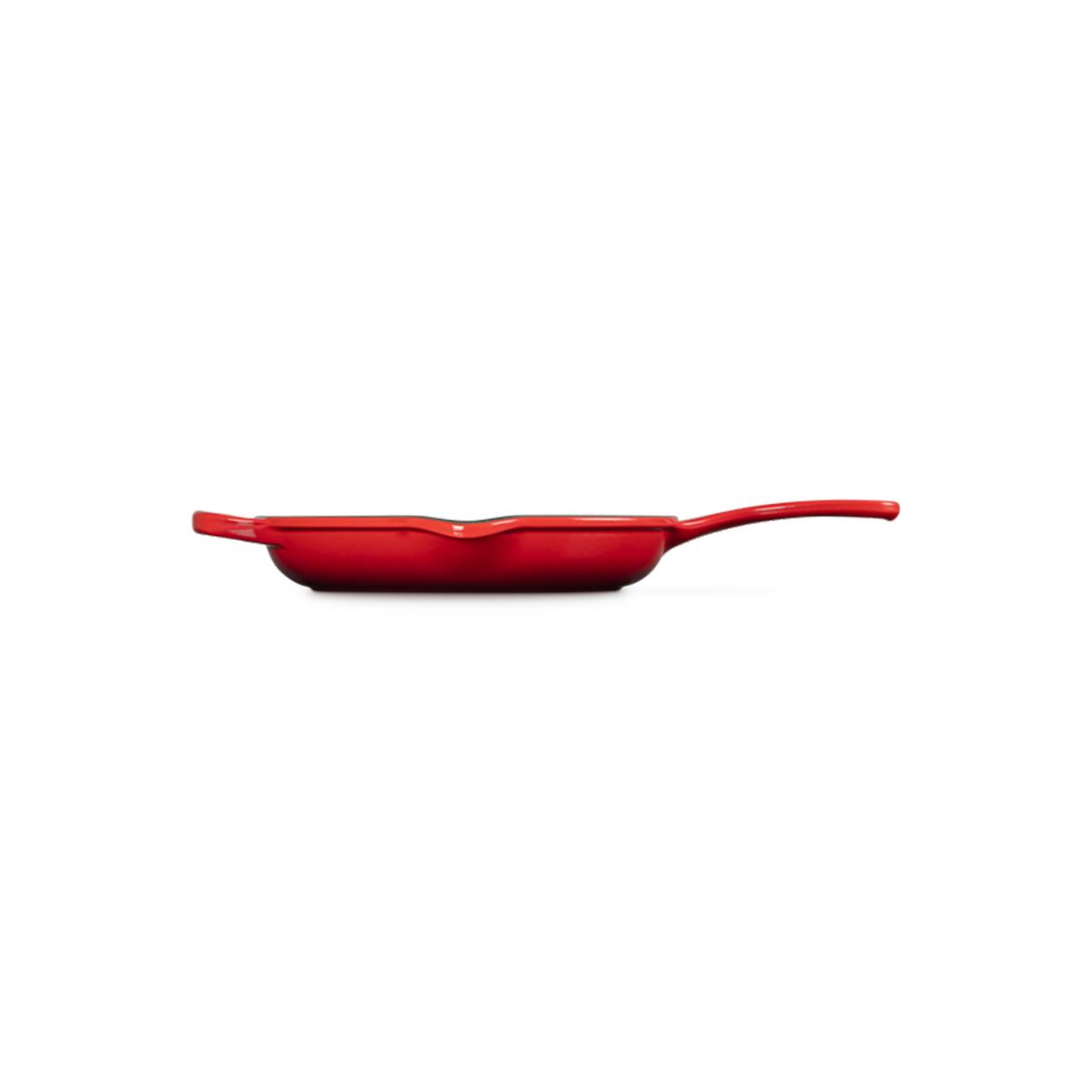 Rote flache Bratpfanne mit langem Griff, in Seitenansicht auf weißem Hintergrund dargestellt.