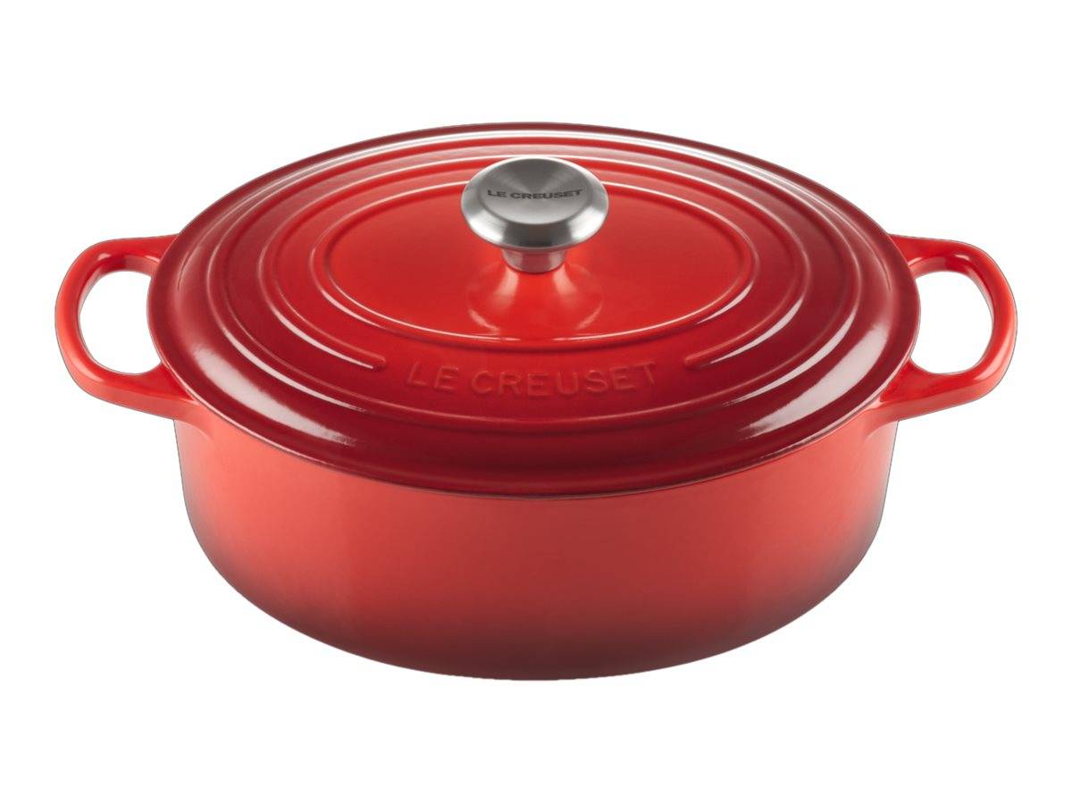 Roter Le Creuset emaillierter Gusseisen-Bräter mit Deckel und Seitengriffen auf weißem Hintergrund