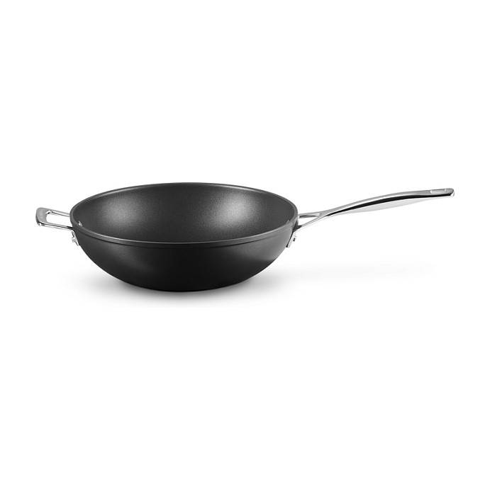 Schwarze Wok-Pfanne mit zwei Seitengriffen und einem langen Metallgriff auf weißem Hintergrund.