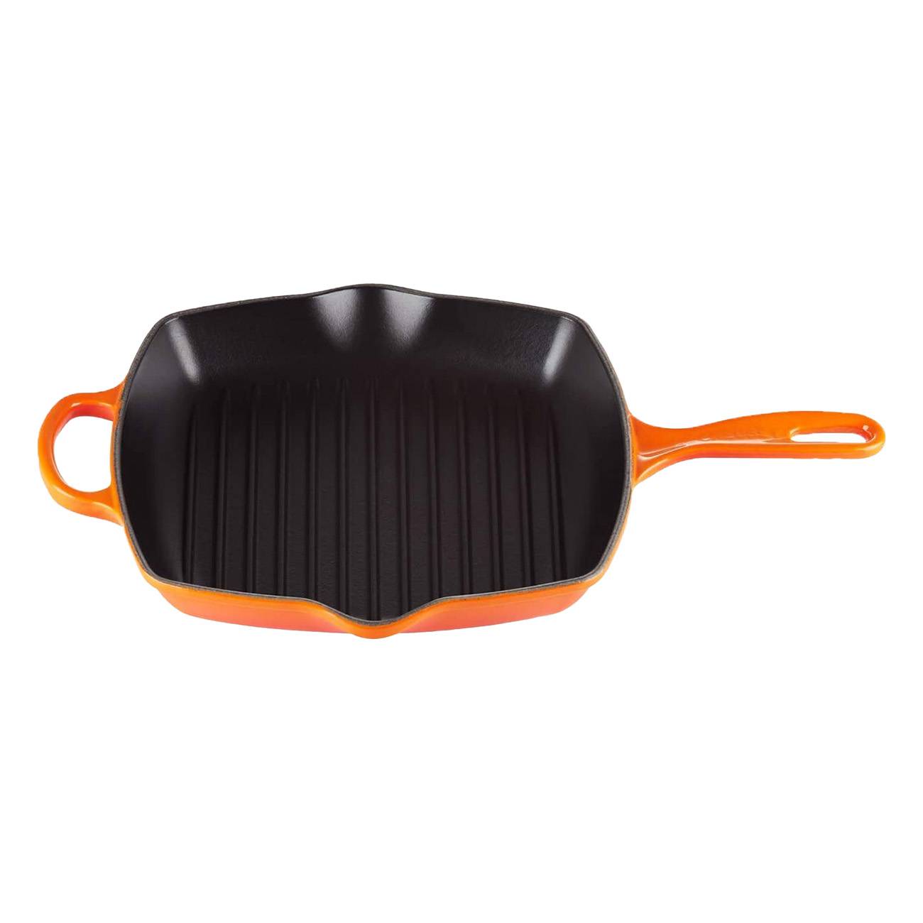 Orange emaillierte Gusseisengrillpfanne mit schwarzem geripptem Inneren und zwei Seitengriffen, gezeigt auf weißem Hintergrund.