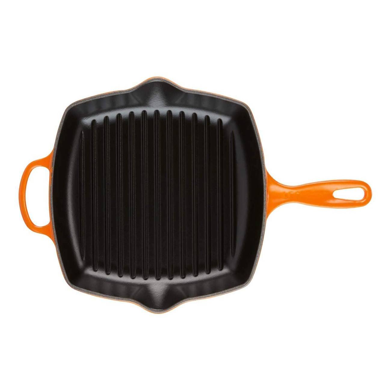 Orange-griffige quadratische Gusseisengrillpfanne mit gerippter Kochfläche, von oben auf weißem Hintergrund dargestellt.