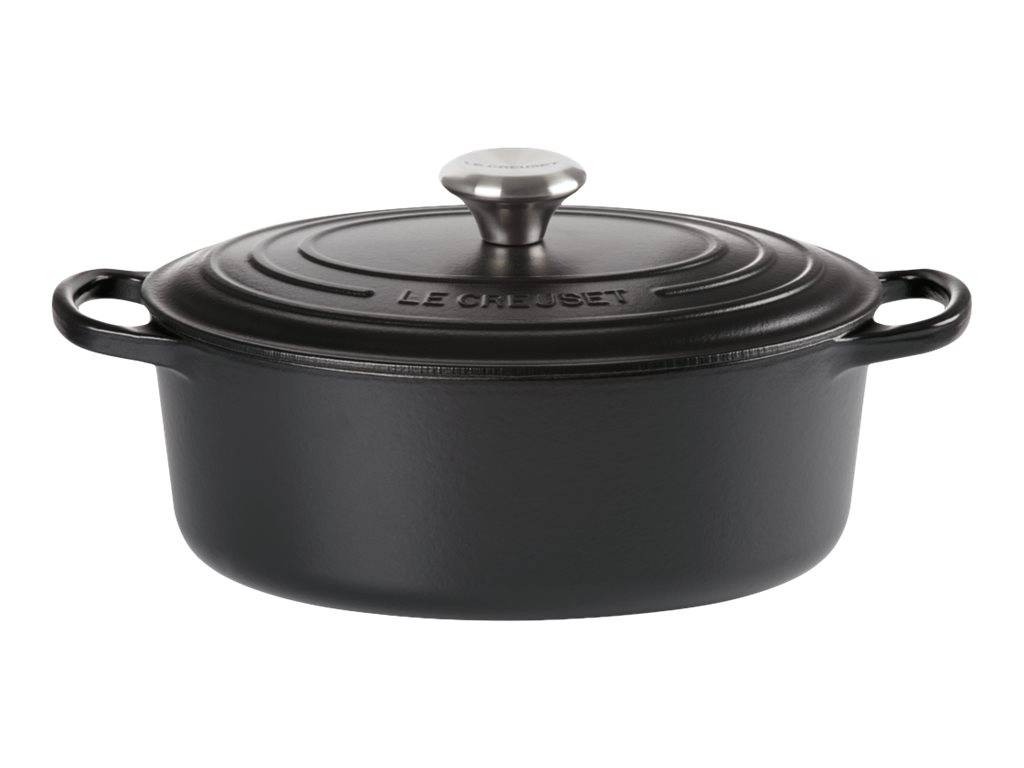 Schwarzer Le Creuset emaillierter Gusseisen-Bräter mit Deckel und Seitengriffen auf weißem Hintergrund.