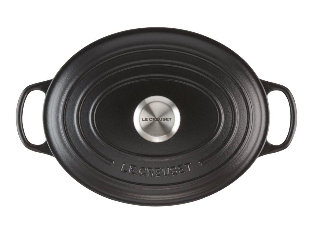 Schwarzer ovaler Le Creuset Gusseisen-Bräter oder Auflaufform mit zwei Seitengriffen, von oben auf weißem Hintergrund abgebildet.