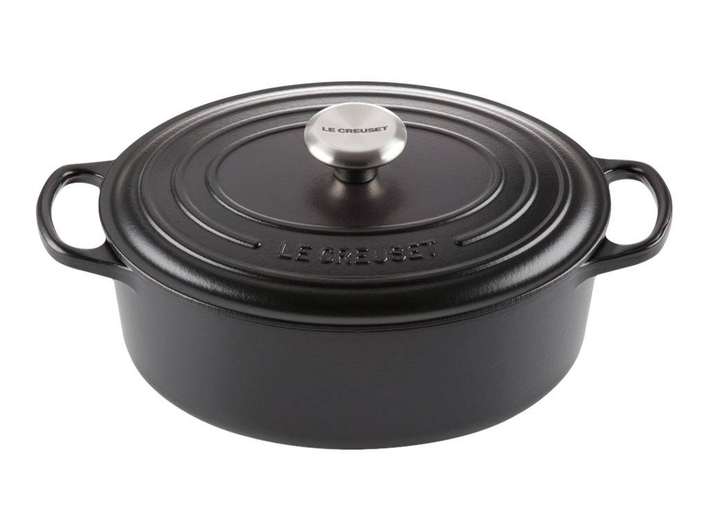 Schwarzer ovaler Le Creuset Bräter mit Deckel und seitlichen Griffen, shown auf weißem Hintergrund.